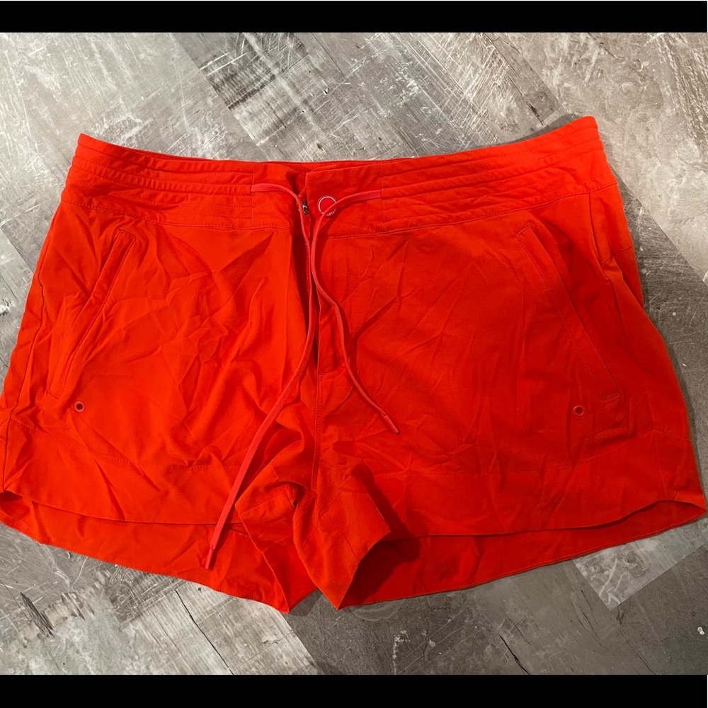 Athleta Kata Surge Short in Vermillion